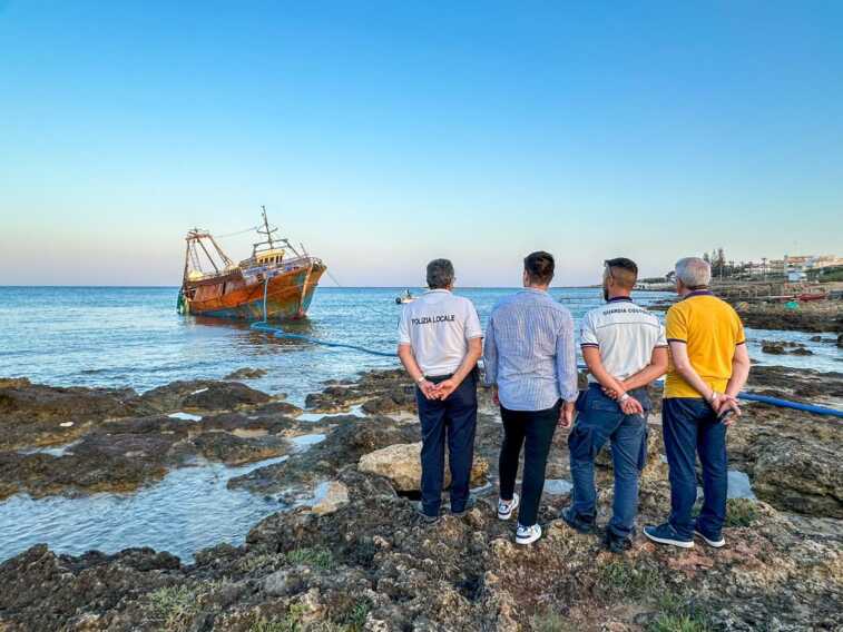 Torre San Giovanni, rimosso il barcone che trasportava migranti: ci sono voluti ben 567 giorni