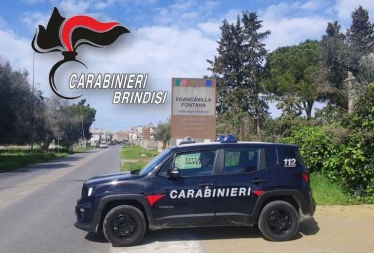 Tenta di rapinare una donna poi danneggia l’auto dei carabinieri: 37enne arrestato a Francavilla Fontana