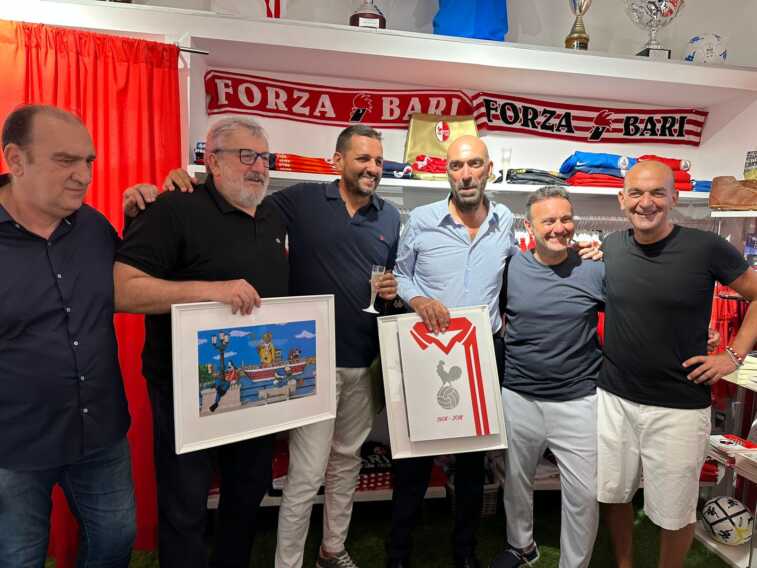 Nasce la terza sede di CasaBari: maglie e cimeli biancorossi anche in via Piccinni – VIDEO