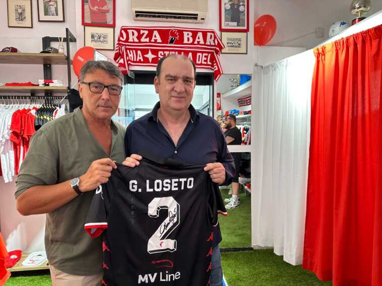 Galleria foto 'Nasce la terza sede di CasaBari: maglie e cimeli biancorossi anche in via Piccinni – VIDEO' - foto 4
