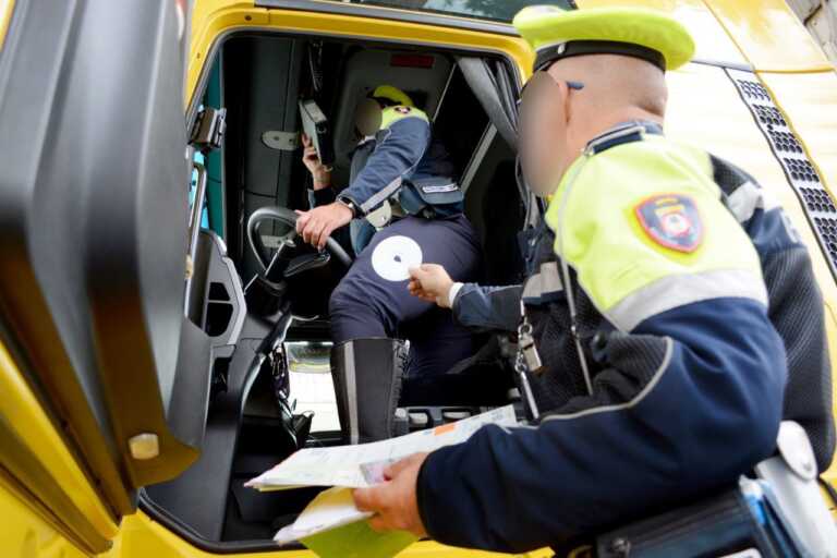 Bari, camionista turco fermato per guida pericolosa e falso sul tachigrafo: sanzionato e patente ritirata