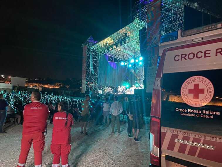 Ostuni, malore per il tastierista dei Toto. Interrotto il concerto: ricoverato Greg Phillinganes
