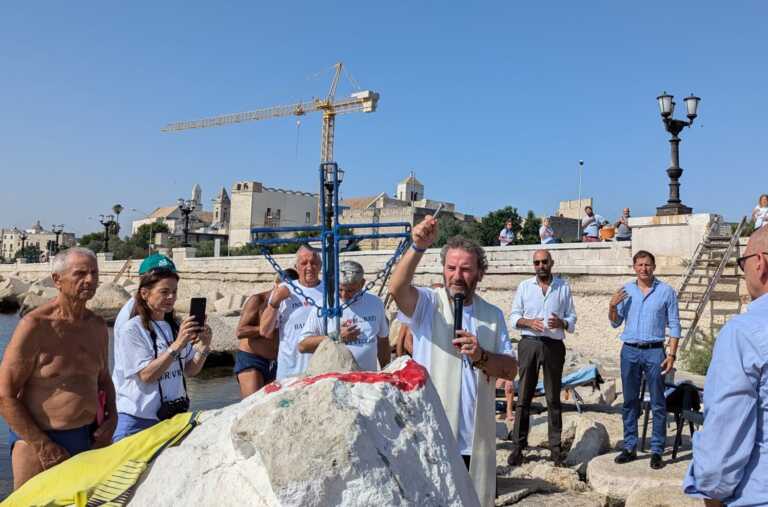 Galleria foto 'Bari, un crocifisso su una spiaggetta ai piedi della Città vecchia: «Sia simbolo di speranza»' - foto 1