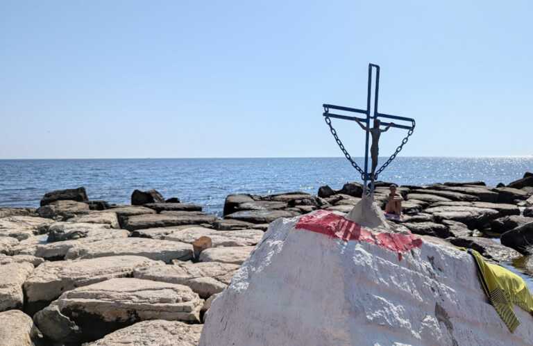 Bari, un crocifisso su una spiaggetta ai piedi della Città vecchia: «Sia simbolo di speranza»