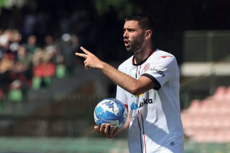 Bari, mercato in salita: il Como frena su Curto. Radunović per la porta