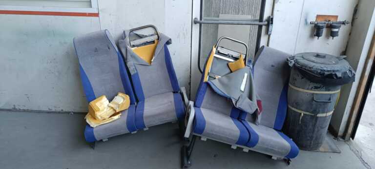 Brindisi, vandali in azione sugli autobus per il mare: sedili divelti e componenti interne distrutte – FOTO