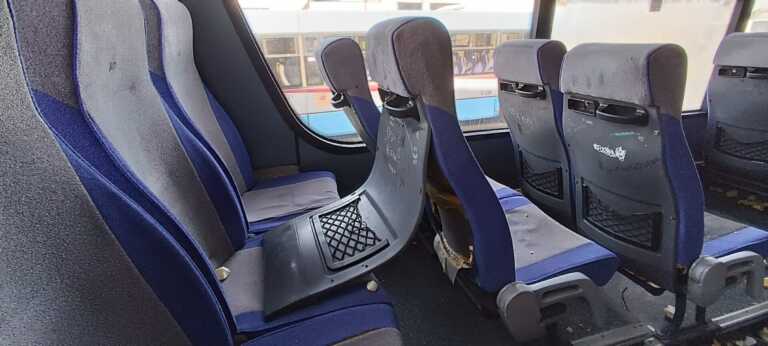 Galleria foto 'Brindisi, vandali in azione sugli autobus per il mare: sedili divelti e componenti interne distrutte – FOTO' - foto 3