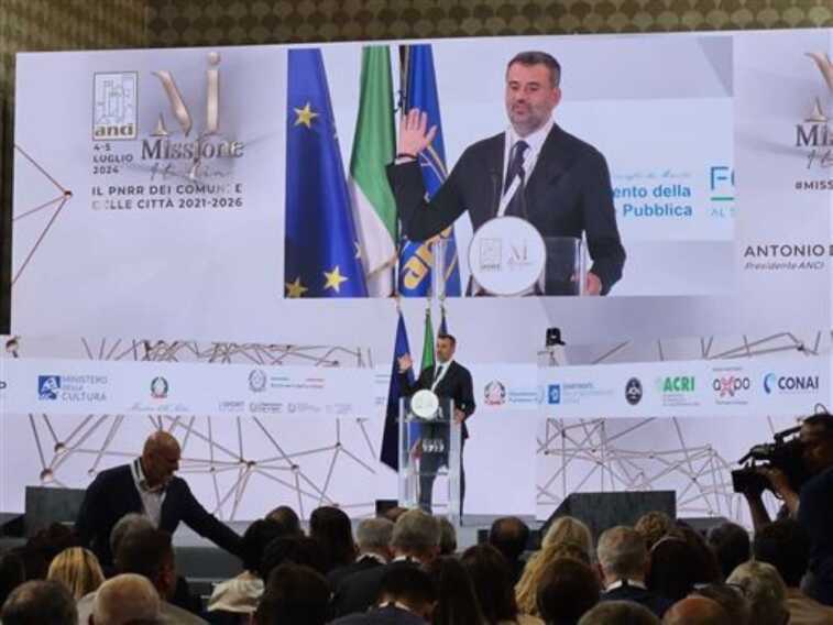 Pnrr, Decaro promuove i sindaci: «Quadro incoraggiante. Il risultato finale è merito loro»