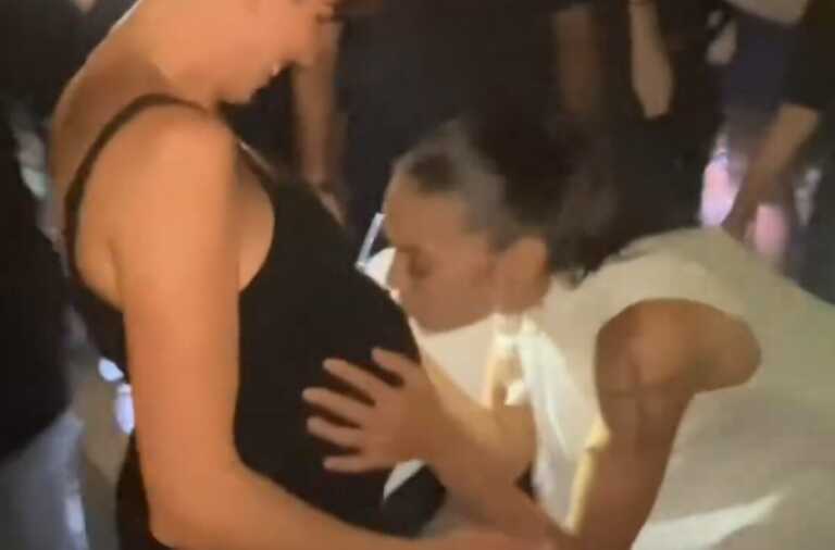 Bari, chiamerà la figlia Elodie: la cantante bacia il pancione alla futura mamma – VIDEO