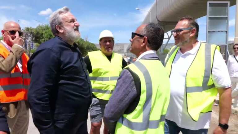 Manfredonia, via alla demolizione dei nastri trasportatori del porto. Emiliano: «Rimediamo a uno scempio» – VIDEO