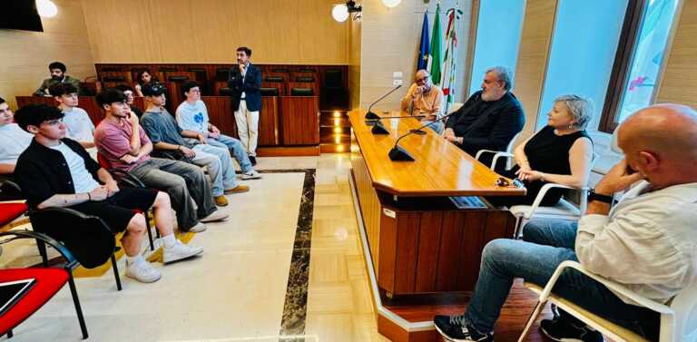Emiliano incontra gli studenti di Gravina campioni nazionali di robotica: «Siete il futuro della Puglia»