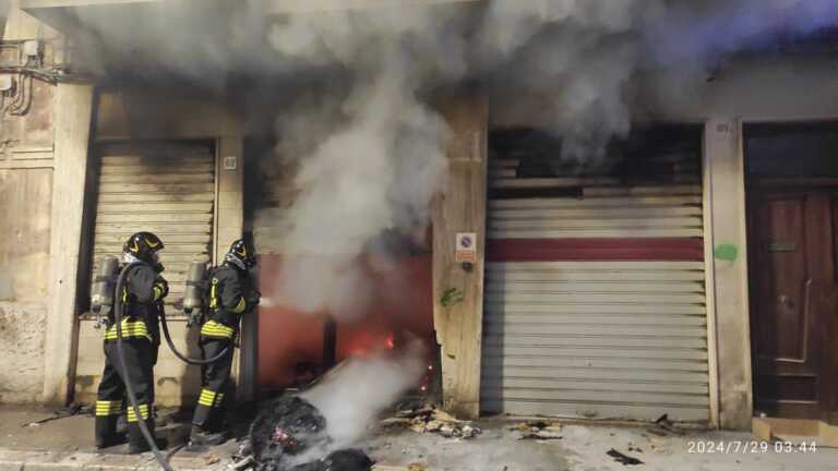 Galleria foto 'Esplosione a Barletta: fiamme in un laboratorio tessile. Aperta un’inchiesta – FOTO' - foto 1