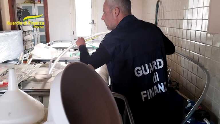 Galleria foto 'Contrabbando di alcol dall’Est Europa: scoperto un laboratorio clandestino nel Foggiano – VIDEO' - foto 1