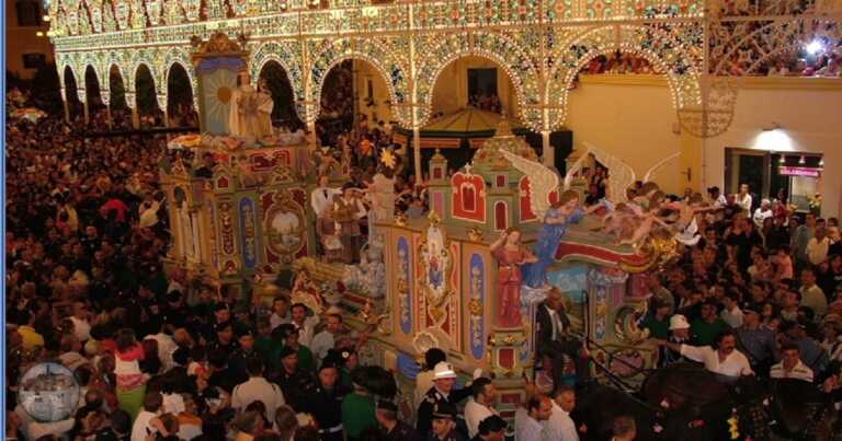 Festa della Bruna a Matera, lo “strazzo” del carro incanta migliaia di turisti