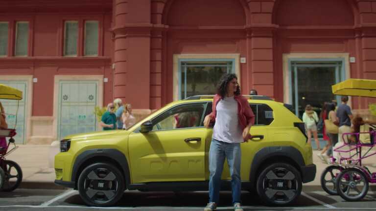 Fiat Grande Panda: la presentazione con “Felicità” e sullo sfondo il lungomare di Bari e il Petruzzelli – VIDEO