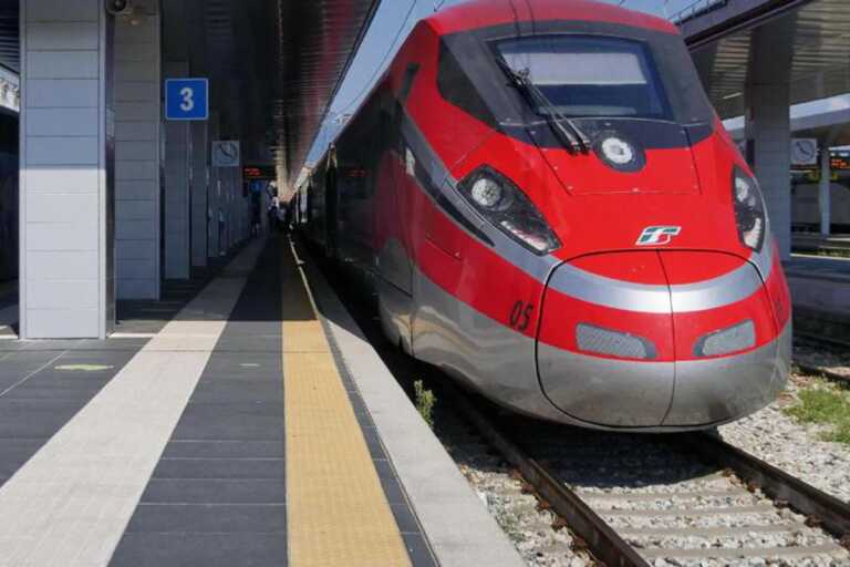 Niente treni per Roma: Taranto è isolata. Proteste contro Salvini, Turco: «Batta un colpo»