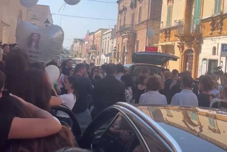 Fasano, l’ultimo saluto alla 25enne Clelia Ditano: palloncini bianchi e tanta commozione