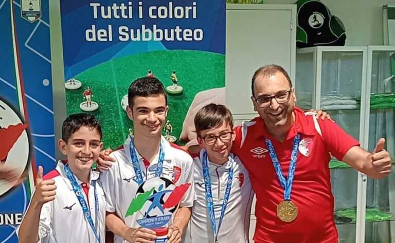 Bari, il Club Subbuteo festeggia le tre convocazioni Under ai Mondiali: i ‘Piccoli Galletti del Calcio Tavolo’