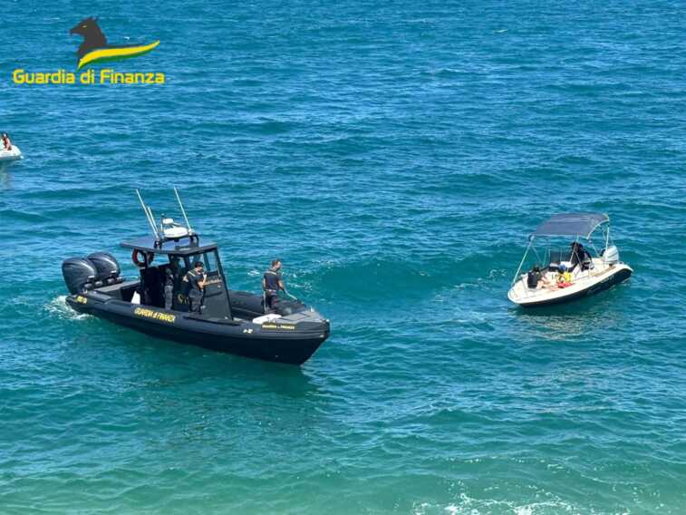 Vieste, natante in avaria rischia di affondare a Baia dei Campi: famiglia cecoslovacca salvata dalla Gdf
