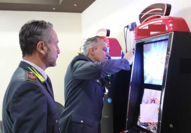 Gioco illegale, sigilli a 42 videopoker e slot machine nel Tarantino: sette denunce