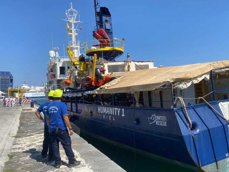 Bari, in porto la Humanity 1: a bordo 180 migranti, molti sono minori non accompagnati