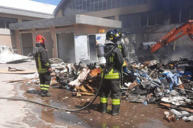 Bisceglie, incendio nel cortile di un mobilificio: lieve intossicazione per un operaio