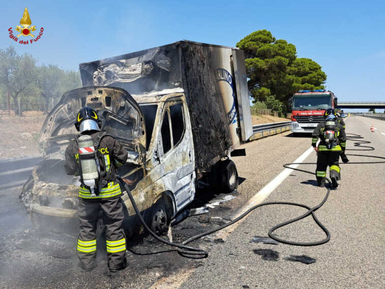 Furgone in fiamme sulla A14 ad Acquaviva delle Fonti: intervengono i vigili del fuoco