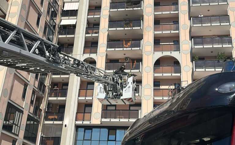 Bari, fiamme sulla facciata di un palazzo a Poggiofranco. Bruciano sterpaglie su via Napoli – VIDEO
