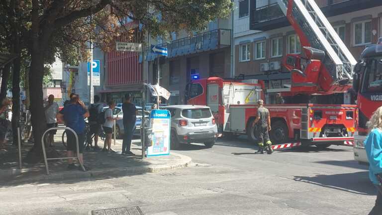 Bari, fiamme al quinto piano di un condominio in piazza Umberto. Un incendio anche a Giovinazzo
