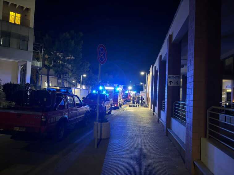 Galleria foto 'Incendio al Policlinico di Bari, pazienti evacuati: il rogo sarebbe partito da una cabina elettrica' - foto 1