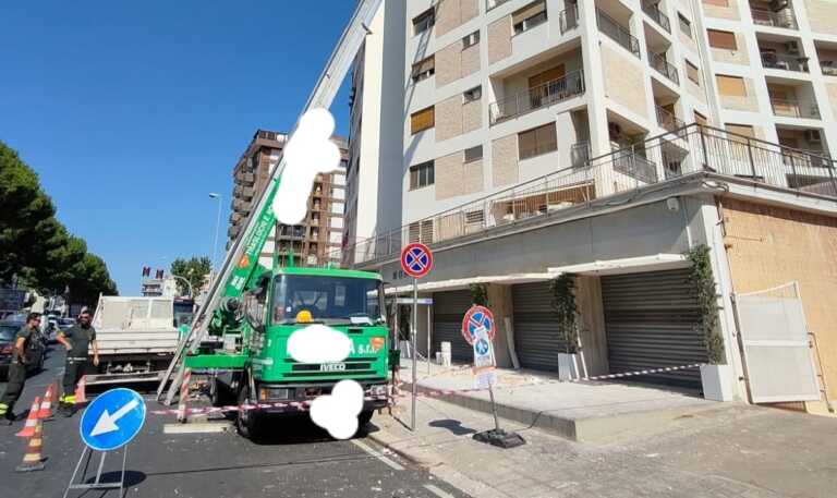 Galleria foto 'Bari, cestello si stacca da un’autoscala e precipita al suolo: un ferito in ospedale' - foto 1