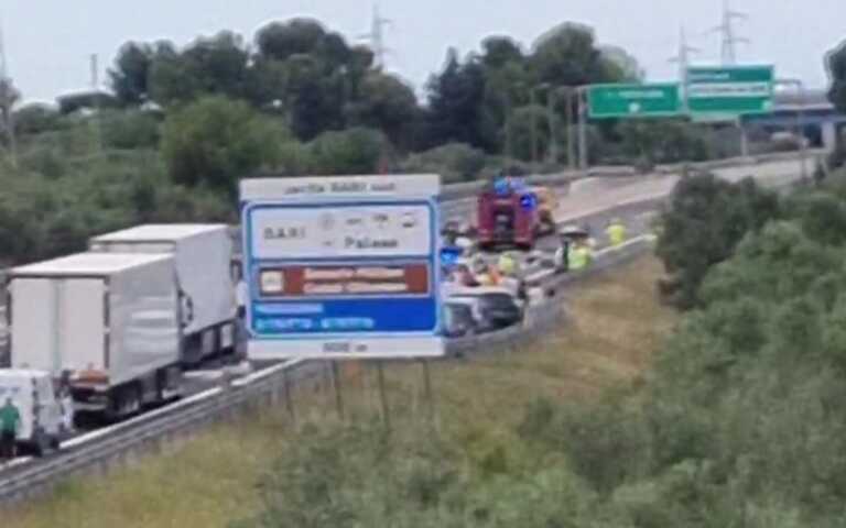 Incidente sull’autostrada A14 tra Acquaviva delle Fonti e Bari: si ribalta un van, un morto e sei feriti