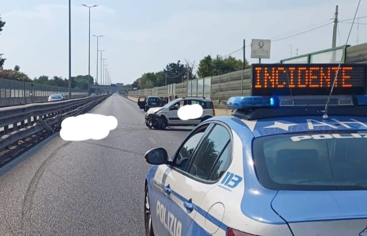 Galleria foto 'Bari, perde il controllo dell’auto e si schianta contro il guardrail: muore 62enne' - foto 1