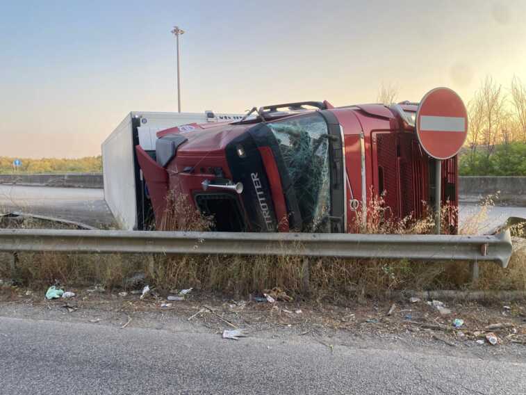 Tir si ribalta sulla provinciale 2 tra Andria e Corato: in codice rosso il conducente