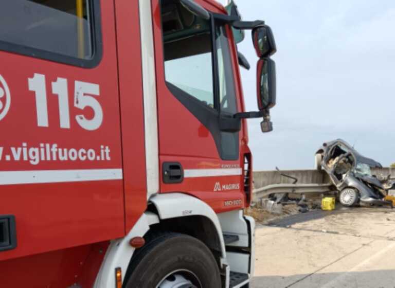 Tragedia a Trinitapoli, 26enne perde la vita in un frontale fra due auto in via Cerignola: 6 feriti