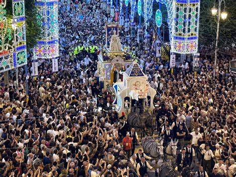 A Matera c’è la festa della Bruna: in migliaia tra fuochi, luci, cavalieri e carro