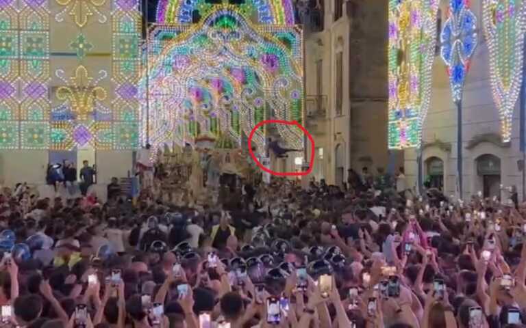 Festa della Bruna a Matera, si lancia dalle luminarie per “lo strazzo” del carro: ferito un 20enne – VIDEO