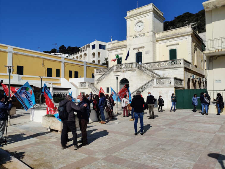 Terme di Santa Cesarea, lavoratori e sigle in piazza: «Niente stipendi e la politica è inerte»