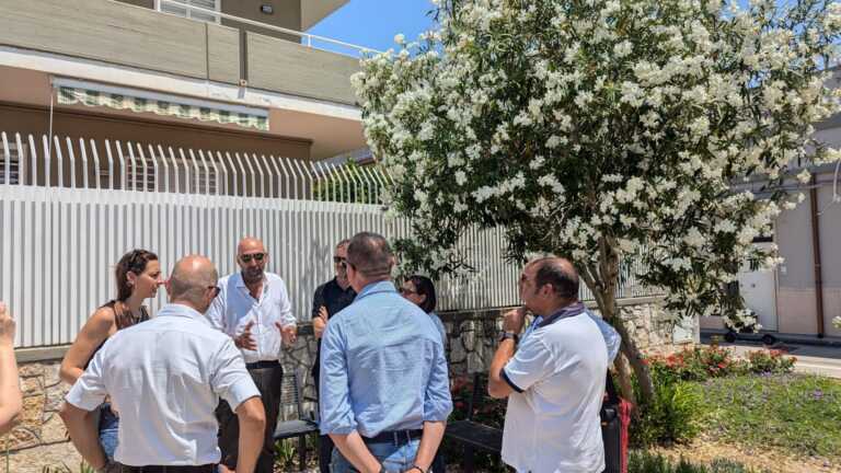 Bari, Leccese inaugura una piazzetta riqualificata a Carbonara: «Più spazi verdi in città» – FOTO