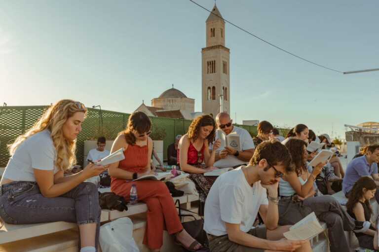 Incontri silenziosi e club del libro, quando la lettura diventa un’esperienza collettiva