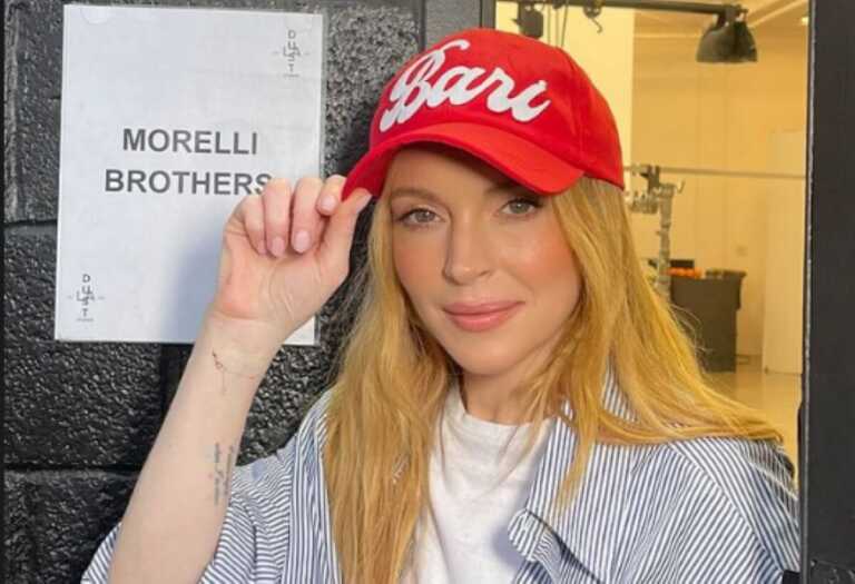 Bari ad Hollywood, Lindsay Lohan con il cappellino biancorosso: regalo dei fratelli Morelli