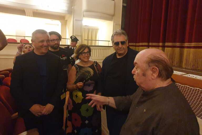 Festa per Lino Banfi a Canosa, intitolato al nonno d’Italia il foyer del teatro: «Qui sognavo di fare l’attore»