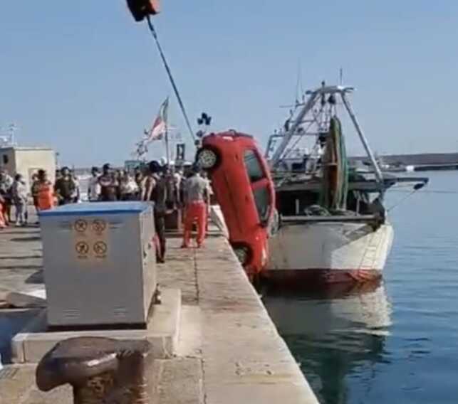 Tragico incidente al porto di Monopoli, un uomo finisce in mare mentre guida la sua auto: muore 71enne