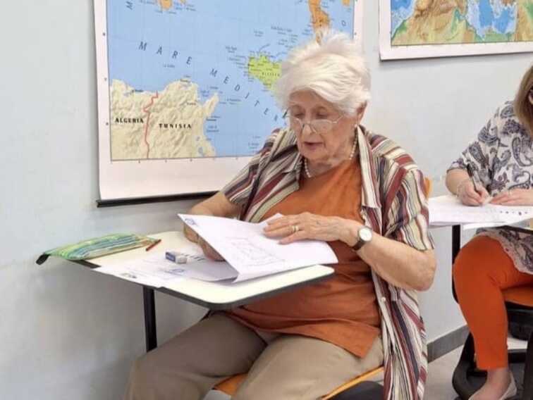 Canosa di Puglia, la signora Marianna prende la licenza media a 93 anni: «Non mi arrendo!»