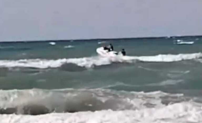Galleria foto 'Marina di Lesina, 40enne rischia di annegare: 5 bagnini ed una moto d’acqua lo salvano – VIDEO' - foto 1