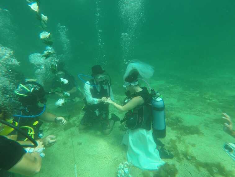 Taranto, l’amore “profondo” tra Mirko e Roberta: il «Sì» pronunciato 5 metri sott’acqua – FOTO e VIDEO