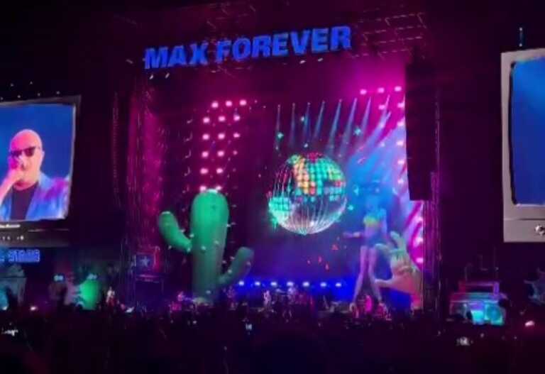 Max Pezzali al San Nicola: in 33mila al concerto. Il cantante sfila per Bari con “Sei un mito” – VIDEO