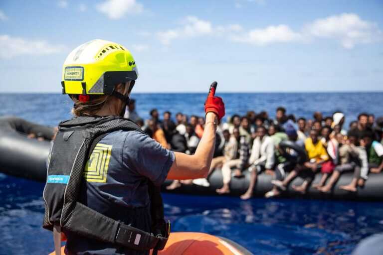 Migranti, 291 persone salvate dalla Humanity 1: assegnato il porto di Bari. A bordo anche neonati