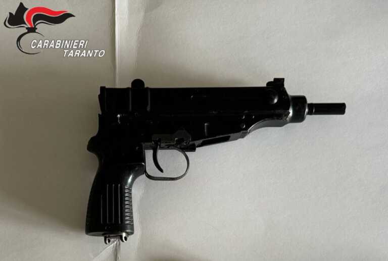 Barbieri abusivi nascondono una mitraglietta tra gli addobbi natalizi: due arresti a Taranto