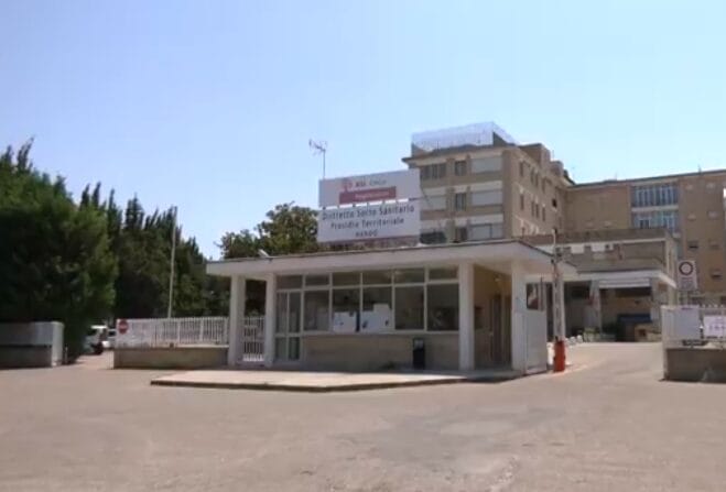 Nardò, donna incinta accompagna il marito ferito in ospedale ma non c’è nessuno: parlano i parenti